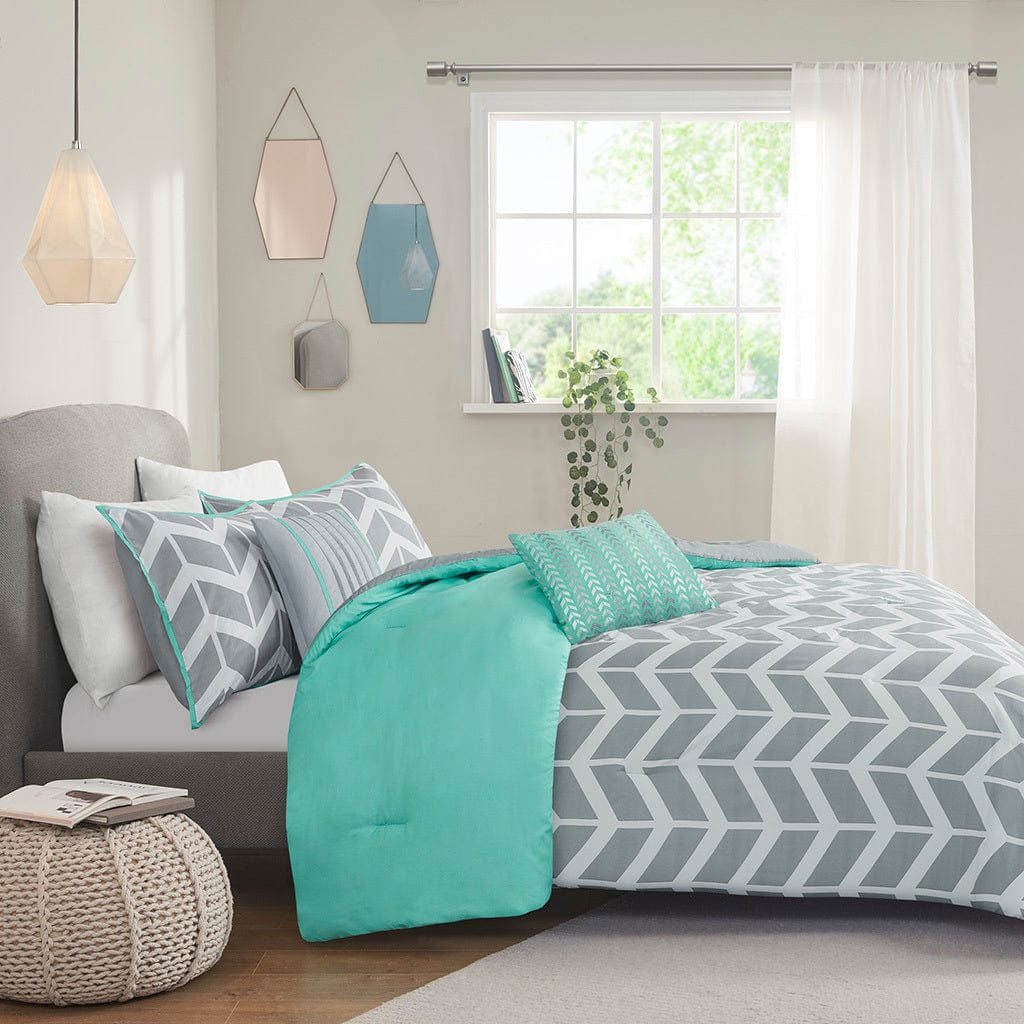 JLA Comforter "Nadia Comforter Set" by Intelligent Design: Full/Queen Aqua Microfiber Comforter with Chevron Print - 90x90